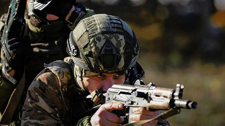 ukrainian-air-assault-soldiers-advance-1168x440px.jpg 1
