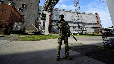russian-soldier-guards-zaporizhzhia-nuclear-plant-ukraine-1168x440px.jpg