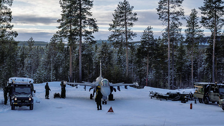 Swedish-conscript-mechanic-re-arm-a-jas-39c-ripen-at-remote-dispersal-airstrip-1168x440.jpg 1