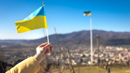 flag_ukraine_female_hands_against_sky_1080_720.jpg